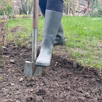 Spear & Jackson Traditional Stainless Border Spade, Mirror-Polished Stainless Steel Head, Weatherproofed Hardwood Shaft, Ergonomic Wishbone Handle - style: Border Spade